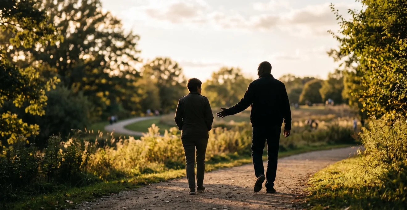 Deux silhouettes marchant côte à côte sur un chemin, l'une tendant la main sans porter l'autre, symbolisant l'accompagnement solidaire respectueux de l'autonomie